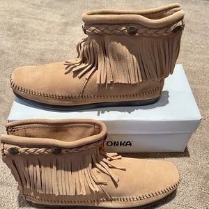 🐿Minnetonka Short Fringe Boots / Moccasins  - Size 8.5 - NIB🐿